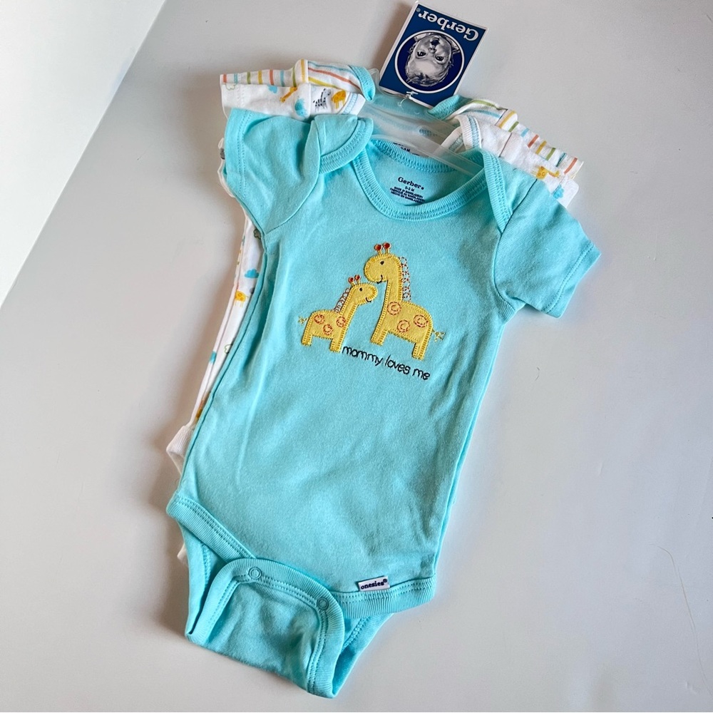 NWT 3 Pack of Gerber Onesies 0-3 months